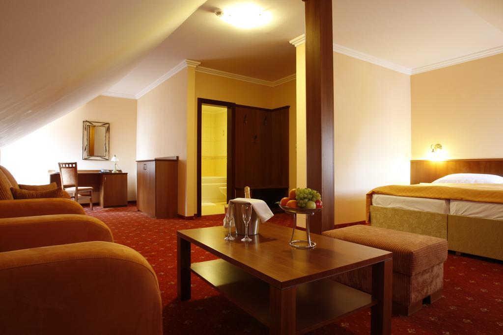 מודרה Hotel Majolika מראה חיצוני תמונה
