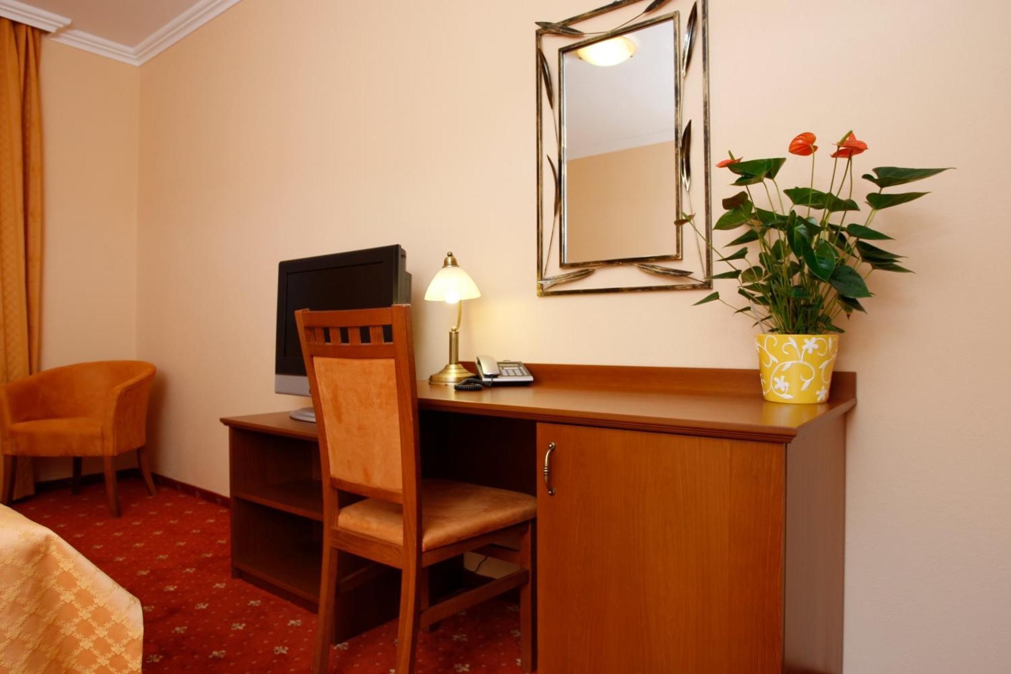 מודרה Hotel Majolika מראה חיצוני תמונה