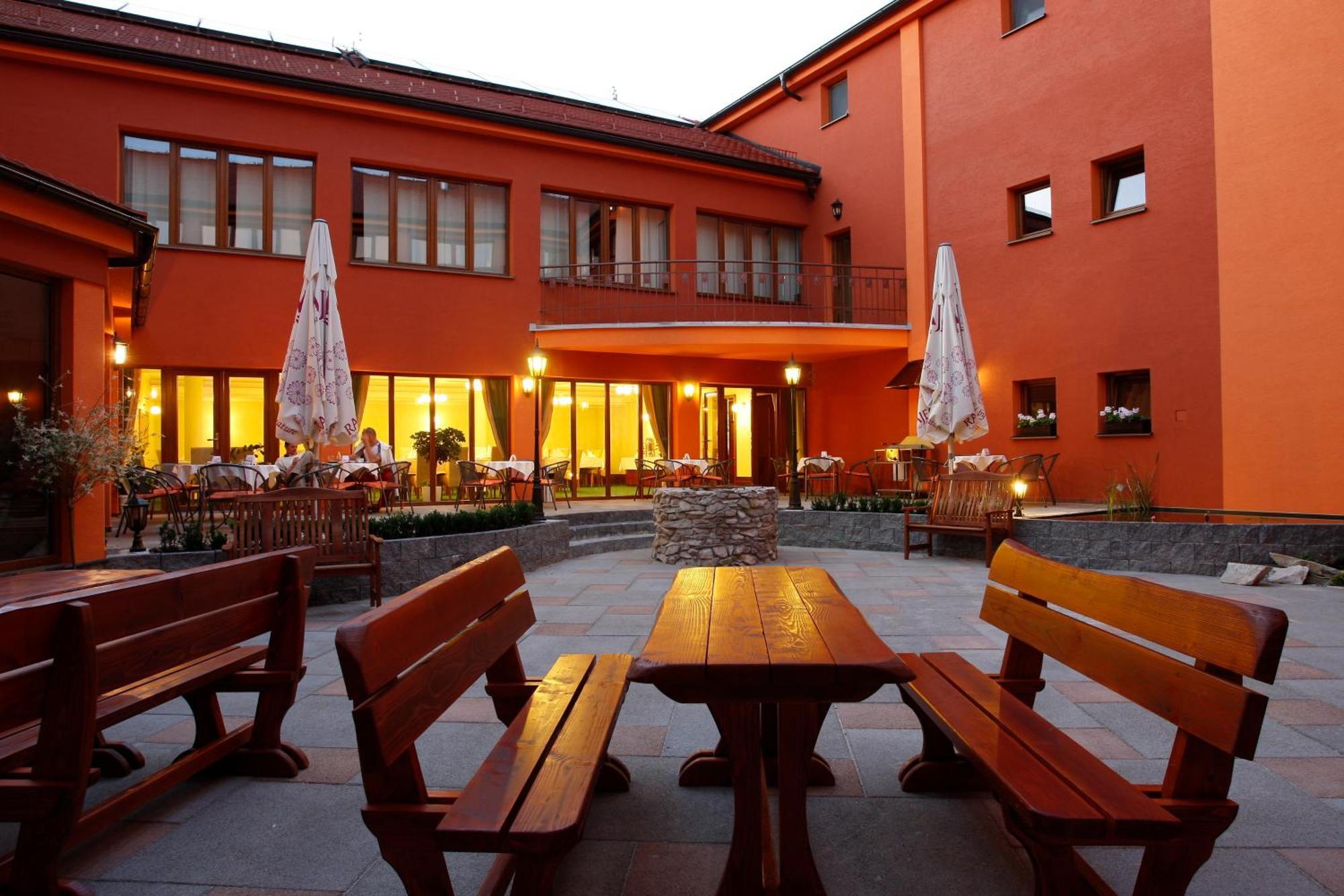 מודרה Hotel Majolika מראה חיצוני תמונה