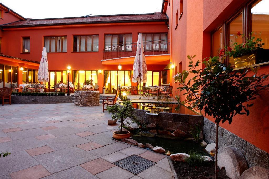 מודרה Hotel Majolika מראה חיצוני תמונה
