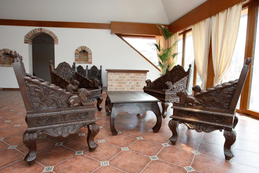 מודרה Hotel Majolika מראה חיצוני תמונה