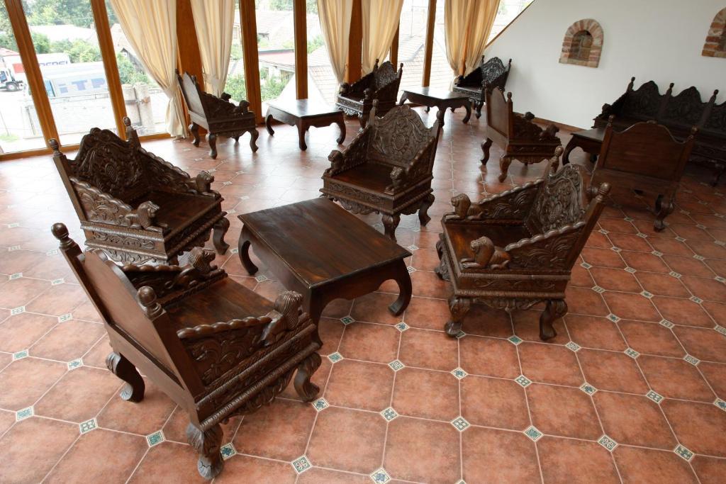 מודרה Hotel Majolika מראה חיצוני תמונה