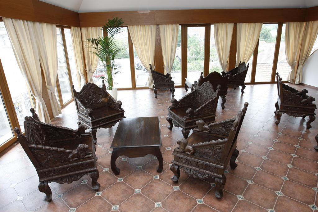מודרה Hotel Majolika מראה חיצוני תמונה