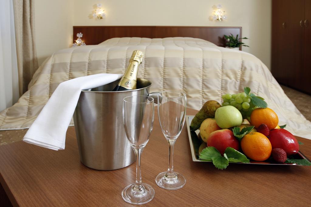מודרה Hotel Majolika מראה חיצוני תמונה