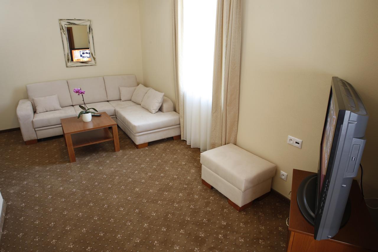 מודרה Hotel Majolika מראה חיצוני תמונה
