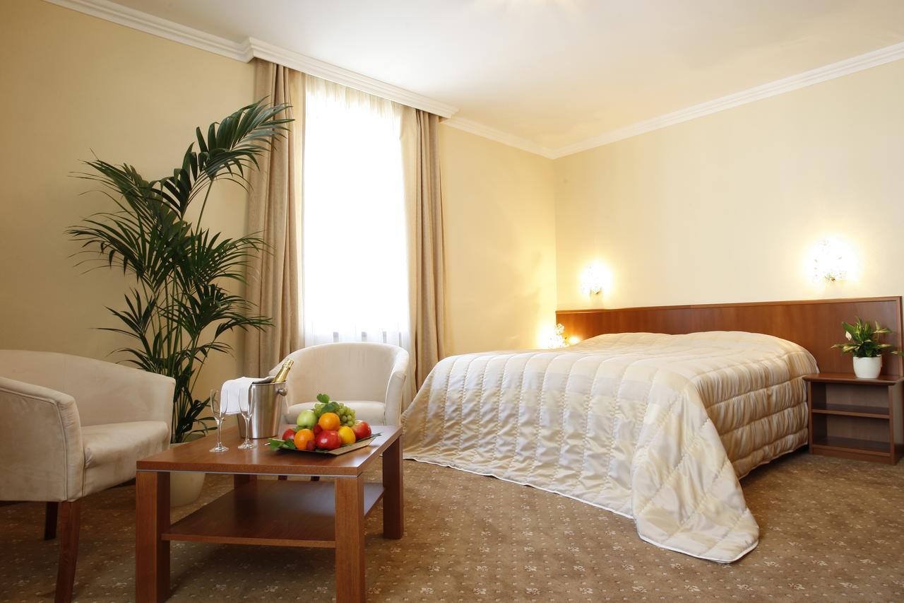מודרה Hotel Majolika מראה חיצוני תמונה