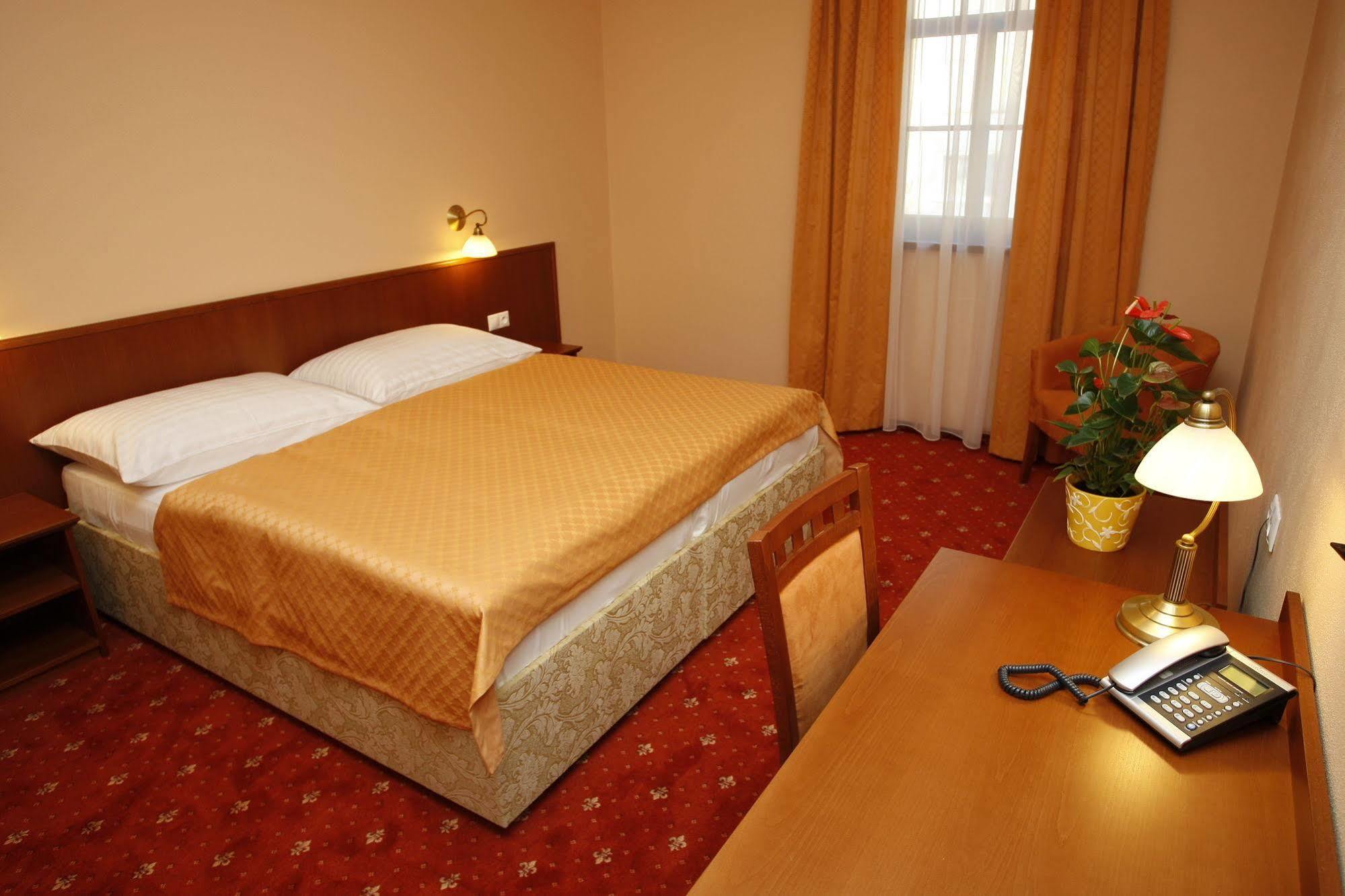 מודרה Hotel Majolika מראה חיצוני תמונה