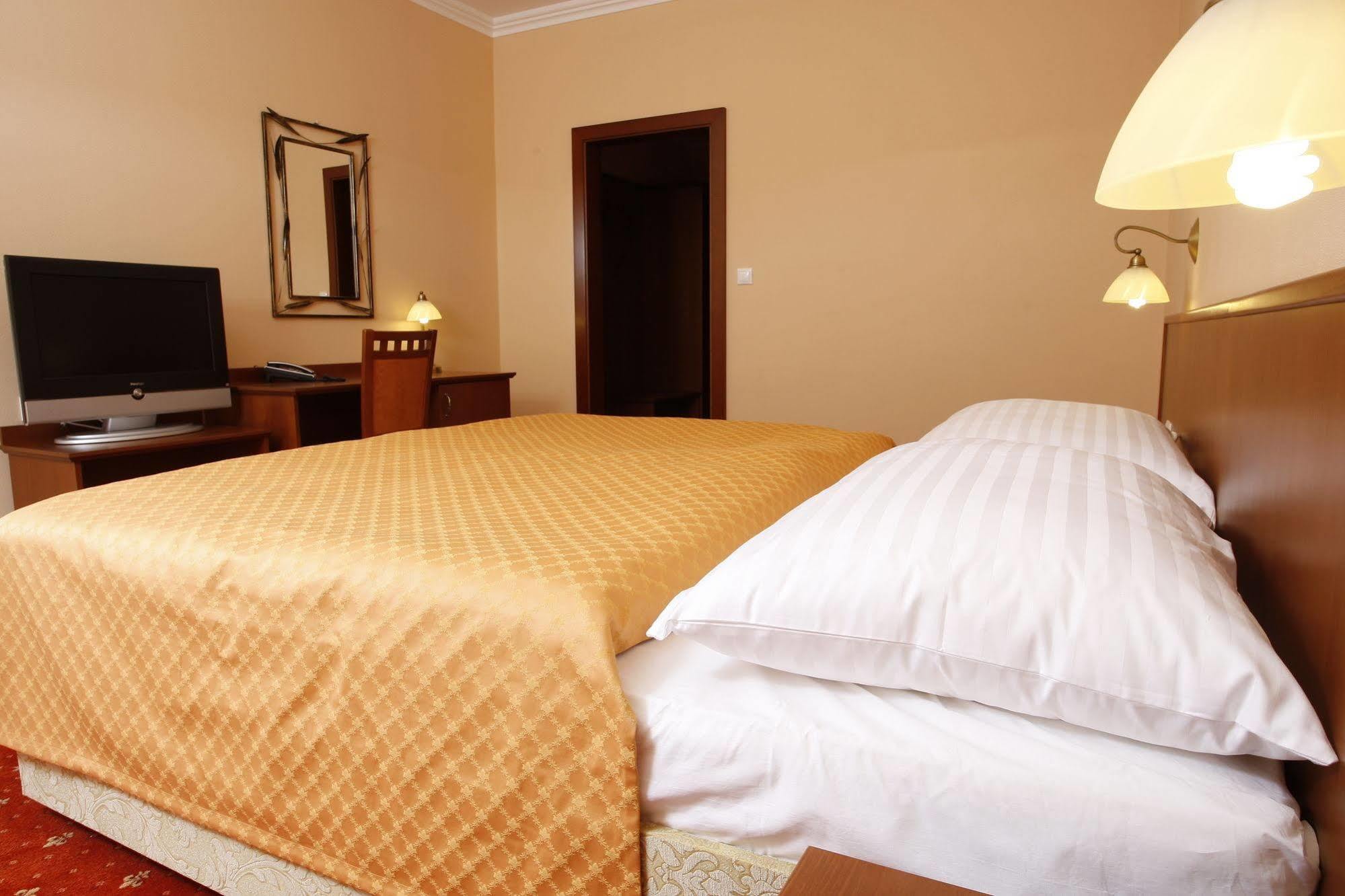 מודרה Hotel Majolika מראה חיצוני תמונה