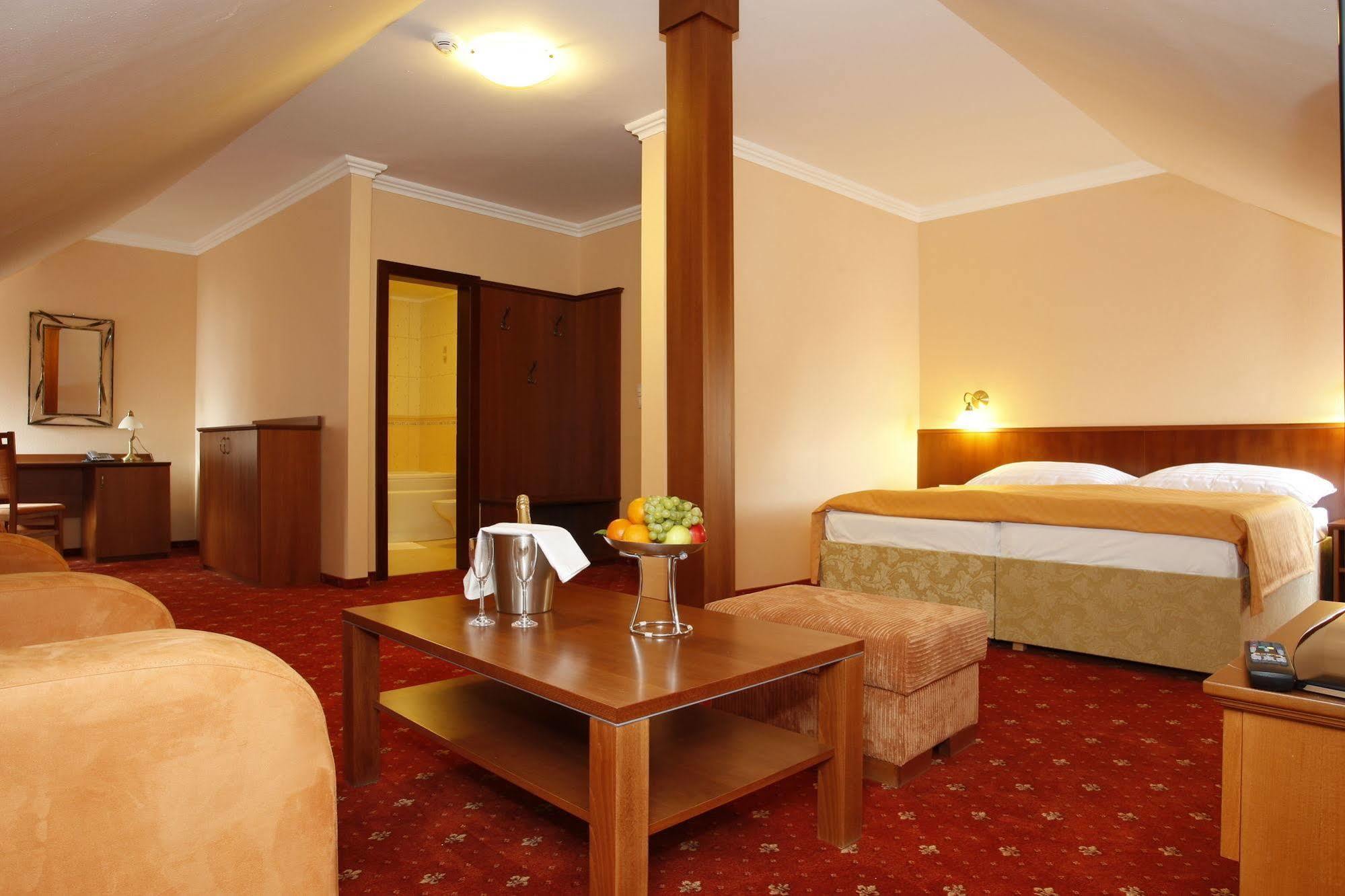מודרה Hotel Majolika מראה חיצוני תמונה