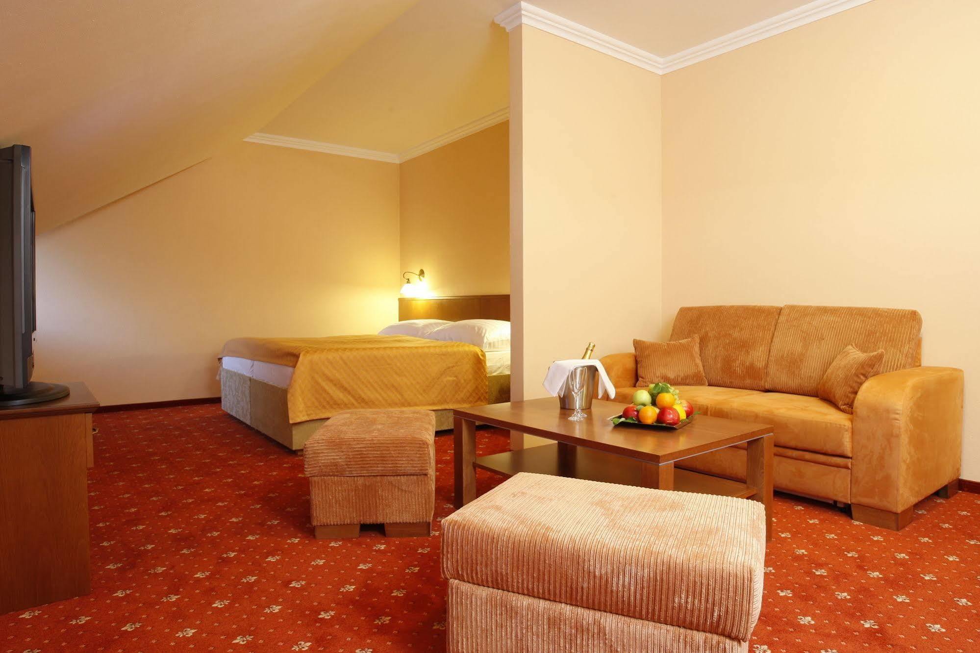 מודרה Hotel Majolika מראה חיצוני תמונה