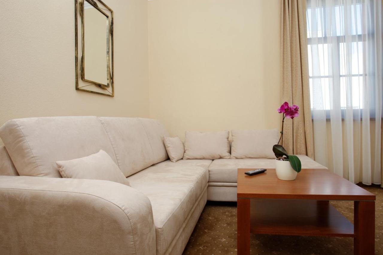מודרה Hotel Majolika מראה חיצוני תמונה