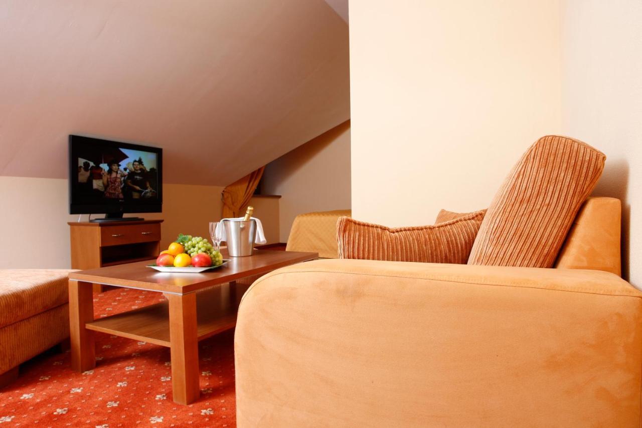 מודרה Hotel Majolika מראה חיצוני תמונה